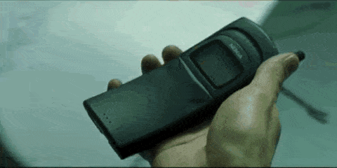 Plan iconique du Nokia 8110 modifié, manipulé par Neo dans Matrix (1999) - l'image qui a immortalisé le mécanisme à clapet repris par le 7110
